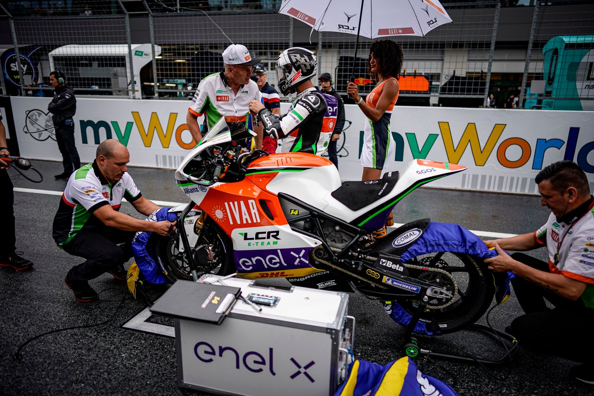 EpaddockIT's tweet photo. Passi avanti per Canepa e De Puniet nella gara della MotoE ⚡️in Austria 🇦🇹
Qui le parole dei due piloti dell'LCR E-Team a fine gara
https://t.co/gB1oclrnzF
#MotoE #AustrianGP #Eraca #LCREteam https://t.co/c8MPFvqViw