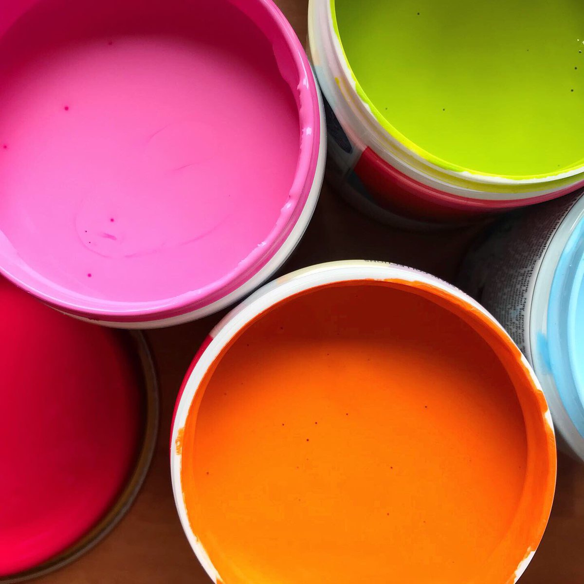 Chez_Studio's tweet image. Palette prep for Safe Play Area 🌈🤹🏻‍♀️🌴 a week long residency at @CASartists with Katherine Smith &amp;amp; Susan Merrick 💕 starting today! 

Come down on Saturday 17th 6-8pm to see the results 🤙🍑🐝