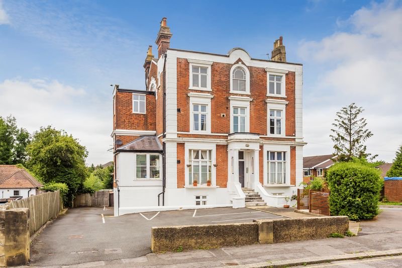 hunterandco's tweet photo. ***FOR SALE*** A grand &amp; spacious three-bedroom, split level conversion penthouse apartment. Located in an iconic Redhill building with fantastic views &amp; only a stone's throw from the train station! Cavendish Road, Redhill - £375,000 https://t.co/aoSamlRIDb #forsale #redhill https://t.co/Jy5QLe4ZPb