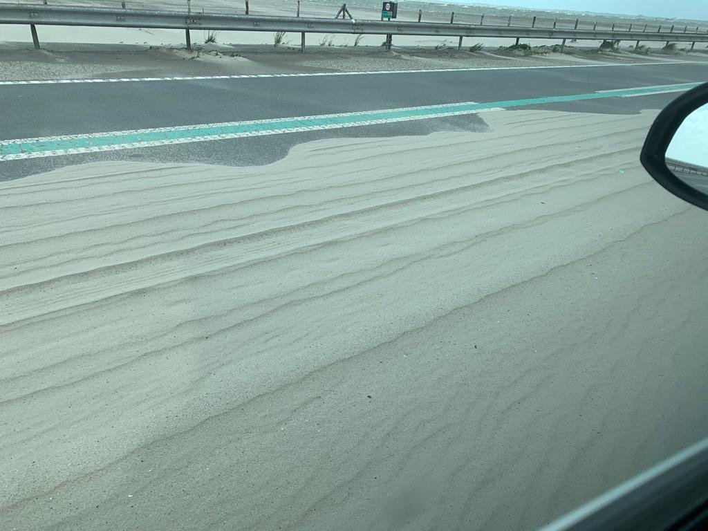 onswf_nieuws's tweet image. #reacties #dijk #zand #afsluiting Wind en zand blijven kwelgeesten voor verkeer N307 Houtribdijk | lees verder via is.gd/Pb5rxk | Dagelijks nieuws uit Westfriesland via onswestfriesland.nl.