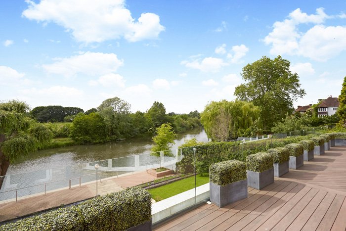 LPropertySouth's tweet photo. #LUXURYHOME: Unique 7 bed #luxuryhome via @KnightFrank has landscaped gardens with an expansive terrace, private #mooring and detached #boathouse. It also boasts a #leisurecomplex on the lower ground floor https://t.co/vxHAkZoTkm
#riverside #Esher #propertyoftheday https://t.co/f3IAZ2g9EE