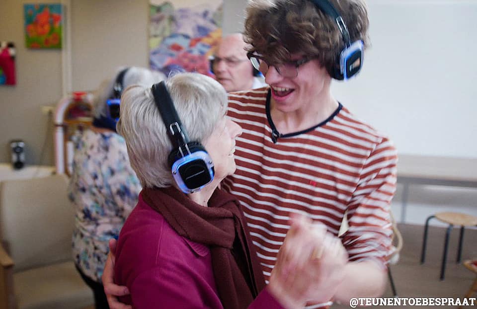 alzheimernl's tweet photo. #Kijktip - Vanavond bij #EenVandaag een reportage over Teun, student verpleegkunde, en de silent disco voor mensen met dementie. Samen met Annie (95) doet hij een dansje in het verpleeghuis. (NPO1, 18.15u) https://t.co/fjFIvJFXs8