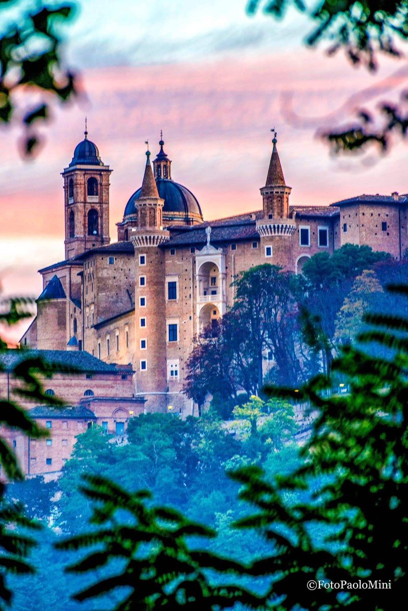 MarcheTourism's tweet photo. Un'ottima occasione per visitare #Urbino è la Festa del Duca Urbino dal 12 al 14 agosto, manifestazione che ricorda la maestosità della corte dei #Montefeltro.
➡️ https://t.co/hFDCM2DkYL

➡️Cosa fare e vedere ad Urbino? https://t.co/hChYXfwGt6
#destinazionemarche #marche https://t.co/ELN5DYLeR4