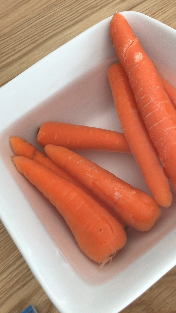 Tip #samentegenvoedselverspilling Voorheen gooide ik uitgedroogde wortelen vaak weg. Nu bewaar ik wortelen direct in een bakje water in de koelkast. Ze nemen het vocht op en drogen hierdoor niet uit. Op tafel en snacken maar!