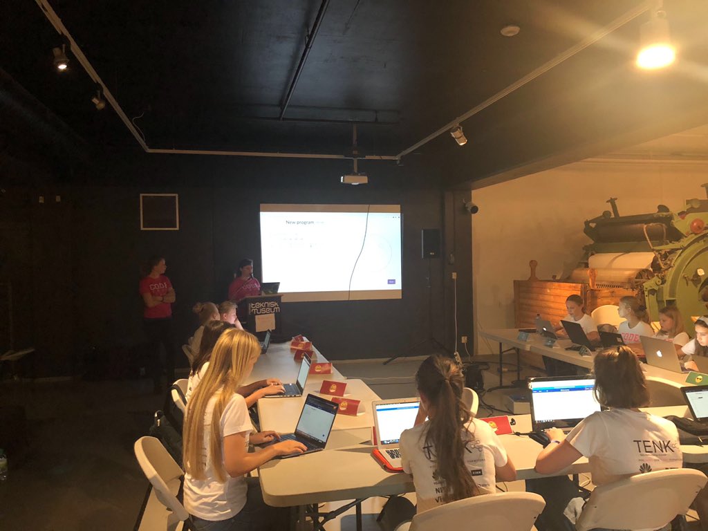 FINN_tech's tweet photo. Igjen er @FINN_tech stolte av sponse #TENKtechcamp for å få unge jenter interresert i teknologi. Flere av våre dyktige utviklere veiledet jentene og holdt en workshop hvor de lærte å tegne med prosessing.js #codelikeagirl https://t.co/3IU87cBg6i