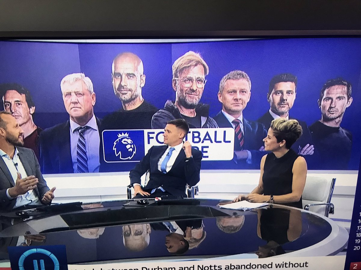 BadBocho's tweet photo. Great photo bomb by Steve Bruce! Respect Brucey mate 👏 https://t.co/nKBWbpiw2r