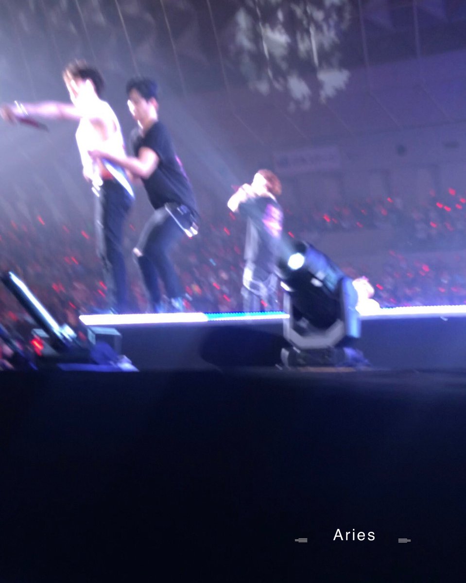 ynubin's tweet photo. JUNHOE WANTS TO FLASH YUNHYEONG’S ABS SO BAD PLEAS E https://t.co/Gag5tshVql
