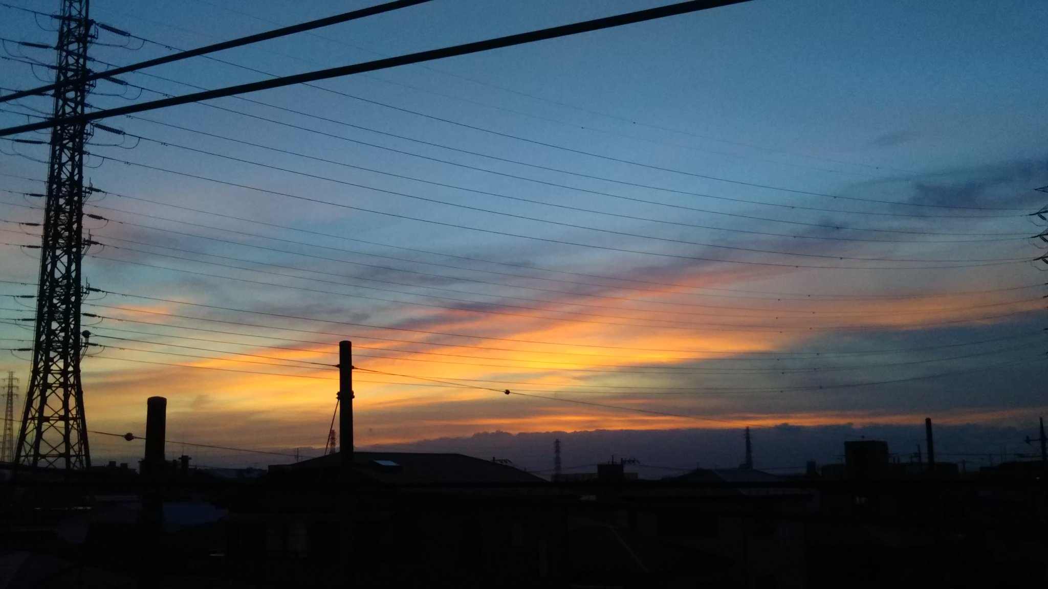 ゆみこ 夕暮れの風景 久しぶりに素敵な夕空撮れました 美しい ここまで粘って撮り続けて良かった 少し暗くなりかけた空の色と夕焼けのオレンジのコントラストが美しい 今日もお疲れ様でした 夕焼け 美しい夕暮れ 空のある風景 空が好き