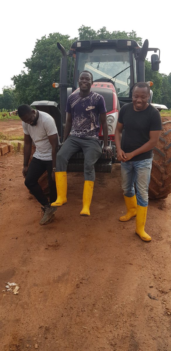 Niran_Ag's tweet photo. The beast @AGCOcorp @ValtraGlobal VALTRA T 192, and the #MenInAgric. #MCM 

Northern 🇳🇬 

The role of #AgriculturalMechanization cannot be overemphasised if we are to be sincere with our #foodsecurity drive. #MondayMotivation @SamArua_ https://t.co/GC3o7AvFy0