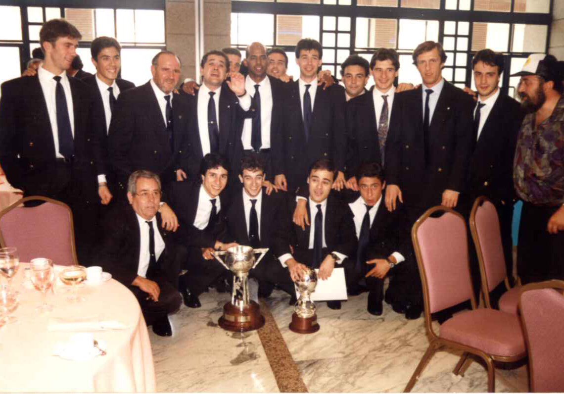 cancho11's tweet photo. Hoy cumple 52 años (5+2=7) una leyenda @pauloroberto710. Felicidades “Palito”. (Te regalo una foto de la 1ª copa que ganamos con Marsanz) https://t.co/02BzZcLk9V