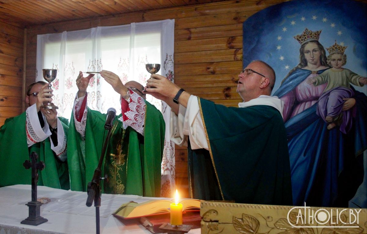 catholicby's tweet photo. 11 жніўня ў Чэрыкаве ўпершыню за доўгія дзесяцігоддзі адбылася святая Імша. У 1950-х гадах святыня была зачынена, перабудавана і выкарыстоўвалася як Дом культуры. https://t.co/pQJV39EMDQ https://t.co/HHC0eCwT2p