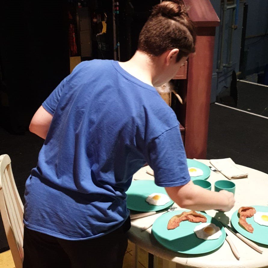 Our production team laying the table for The Crumb's family breakfast! 🍳🥓 bit.ly/2HaNKIv

#MrStink #StinkyTour #BaconNEggs