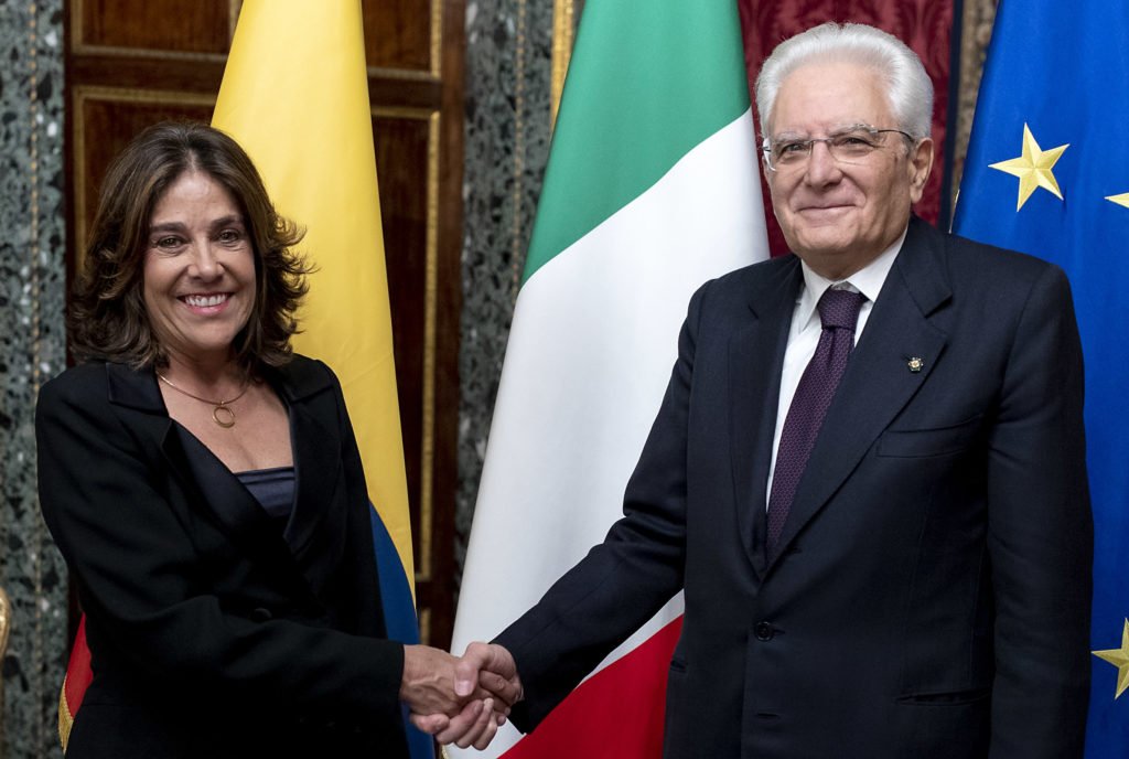 CittadinoOnline's tweet photo. L'ambasciatrice della Colombia ospite al Palio di Siena - https://t.co/J1s9pD2nxd https://t.co/A0B8ncxRkP