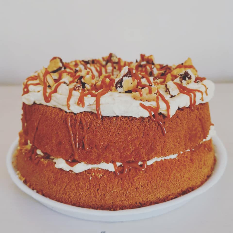 EmilysCakesSA's tweet photo. Anyone #hungry?π¬π¬
Cake: Naked #vanilla #chiffon
Filling: Cream caramel & crushed #Chocolate #Nutela filled biscuits drizzled with #homemade salted #caramel.
#celebrationcake #yummy #cakes #cake #delicious #foodporn #food #sweets #pudding #teaandcake #foodphotography https://t.co/8o0QCFvzbt