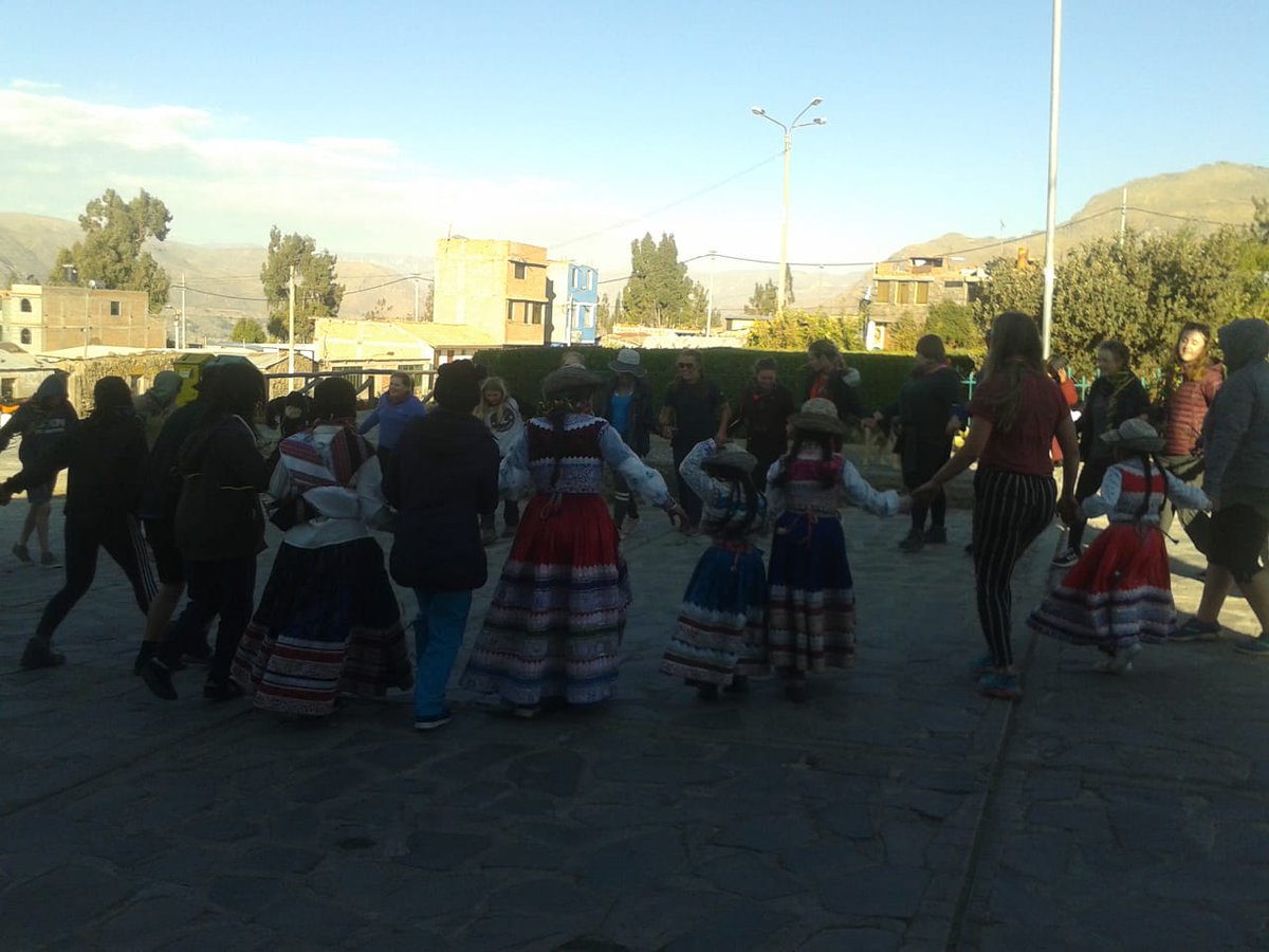 campperu's tweet photo. #TeamHuallaga being welcomed to #CampColca &amp; receiving their project briefing yesterday😄 Today the team will get started on projects to benefit the local community💪🏽 #DoSomethingAmazing #CampsEffect @CampsInt https://t.co/unug0SPsm8