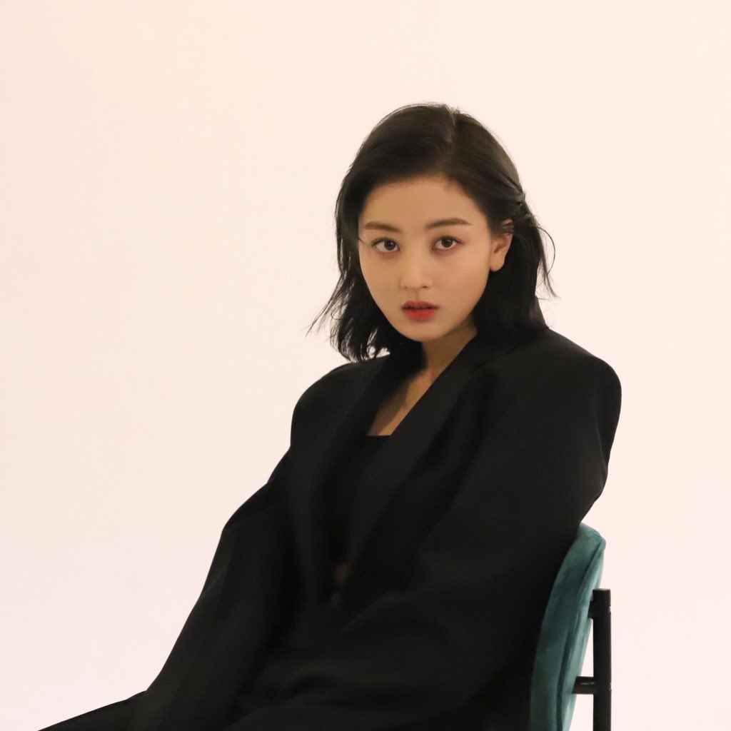 BUSANLXVR's tweet photo. some of yall arent jihyo and thats not ok . change . https://t.co/S2wFtFySxu
