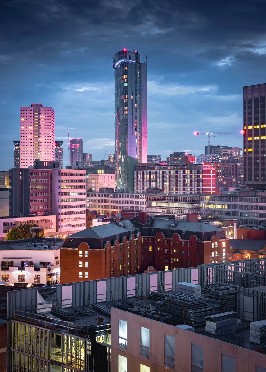 WestMidsPhotogs's tweet photo. Here's a blog about our recent visit to @TheForum_Bham's rooftop terrace, featuring photos from some of the 50 talented photographers who joined us. We had an evening filled with dramatic weather and stunning views overlooking Birmingham!
https://t.co/tgLWB5TeIn https://t.co/qIcfVG0oEk