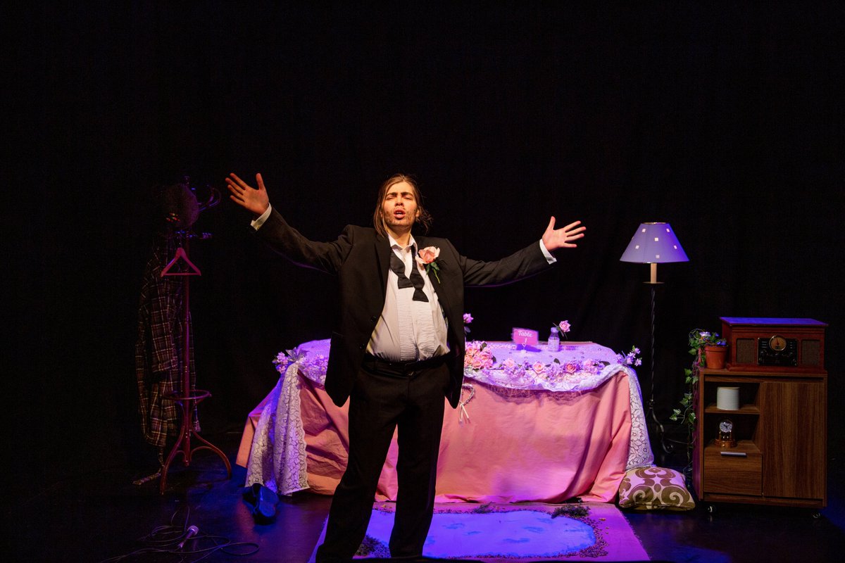 BechdelTheatre's tweet photo. We were unprepared for the emotional turn #DaddyDrag took, though in hindsight the tender rawness was there from the start.
Don't think we've seen drag used to tell a personal story with such vulnerability & heart.
Kudos @LeylaJosephine1 for deftly balancing humour & heaviness💔 https://t.co/XS4LN7jwLP
