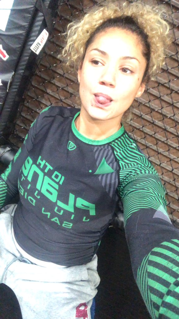 PearlGonzalez's tweet photo. GM... 😝 https://t.co/mUD3ml7XKk
