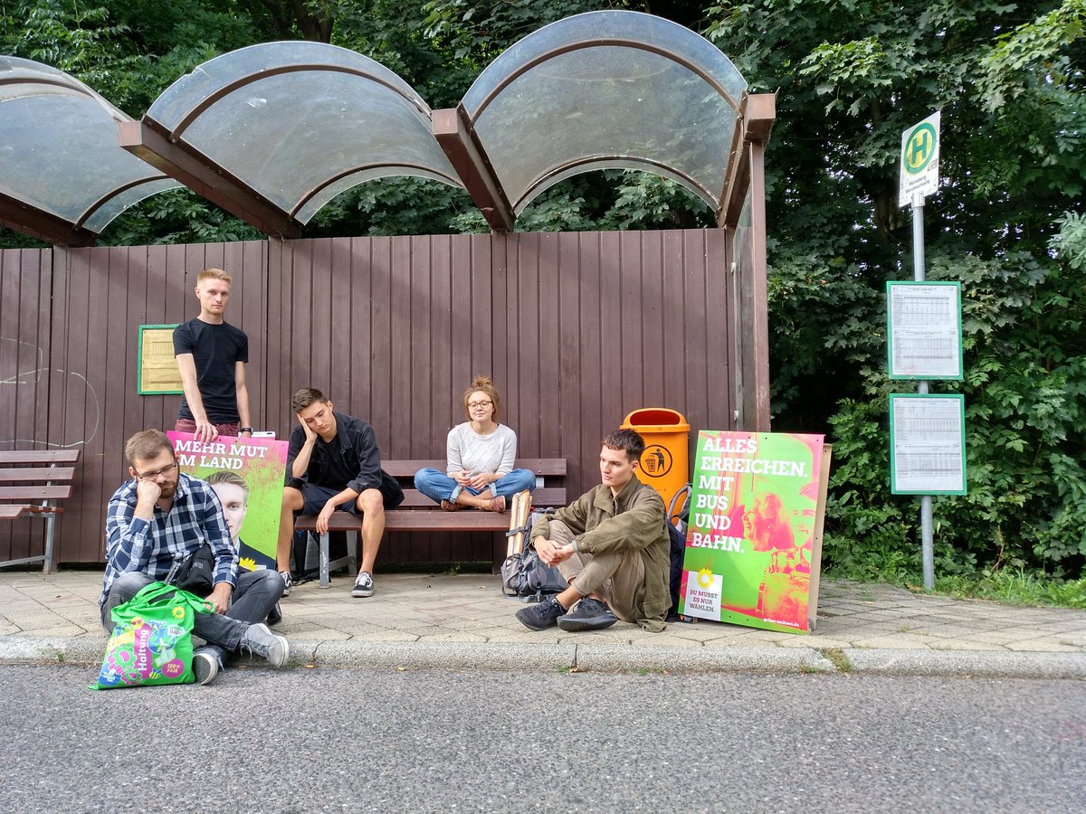 GJ_Dresden's tweet photo. Wenn der nächste Bus erst in 12 Stunden kommt.🚏😴 Z. B. in #Reinsberg. Für Stundentakt überall in Sachsen bis 24 Uhr: Am 1. September GRÜN 💚✅
#mobilitätsgarantie
#dumusstesnurwählen #heftigwasändern https://t.co/I17zShI9JP