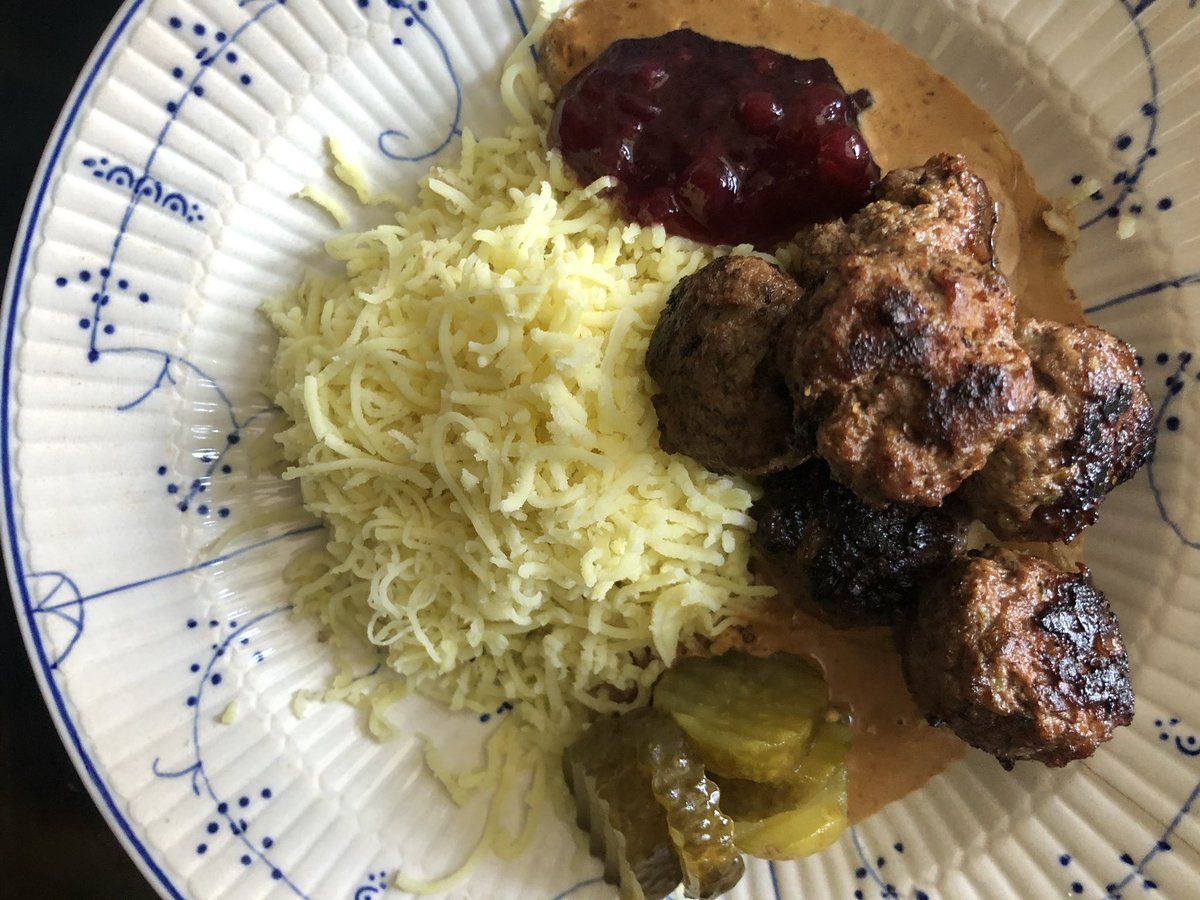 vendicti's tweet photo. Middag. #sensommar #köttbullar #påenmåndag #jatack #mat #tips #gräddsås #ekokött #pressadpotatis https://t.co/v7G4IQiMMF