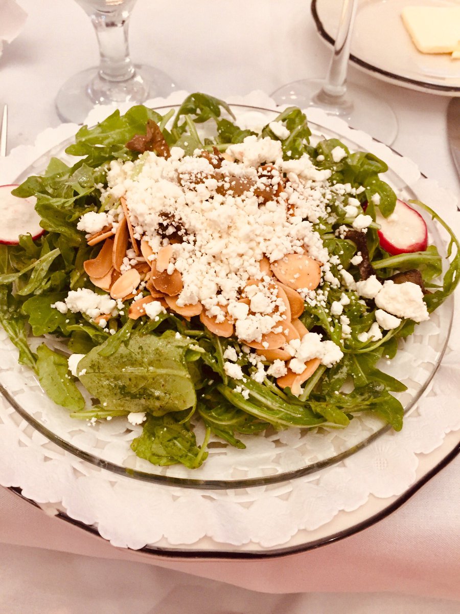 TheFoodie8's tweet photo. #BabyArugula #BabyRadish #RoastedShallots #ToastedAlmonds #CrumbledGoatCheese #ChampagneVinaigrette #TrueCooks #Coolinary2019 #FrenchQuarter #NOLA #PureDeliciousness 🥗🥬👌👍👍 https://t.co/d0InreFCcI