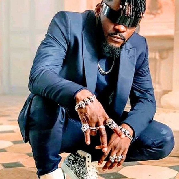 MagVakpo's tweet photo. 🇨🇮 DJ Arafat, la star du coupé-décalé est mort ce lundi des suites d'un accident de moto.
#vakpomagazine #djarafat https://t.co/41RfNUFYFv