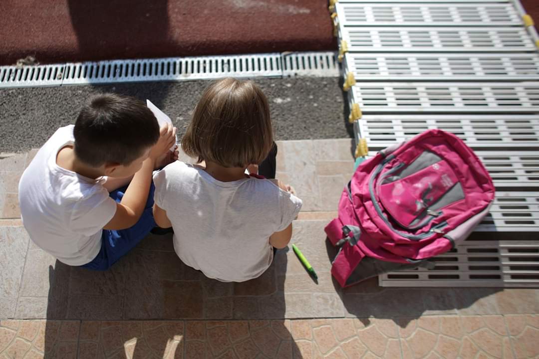 DanBarnaUSR's tweet photo. #Rectificarea bugetară a Vioricăi Dăncilă lovește într-un domeniu vulnerabil din România: #educația. Premierul a anunțat, astăzi, că taie 1 miliard de lei în total, iar programul „Merg la școală” a fost eliminat complet. 2 milioane de elevi au de suferit.
https://t.co/GGiI2Z08bd https://t.co/bcDIyboiz3