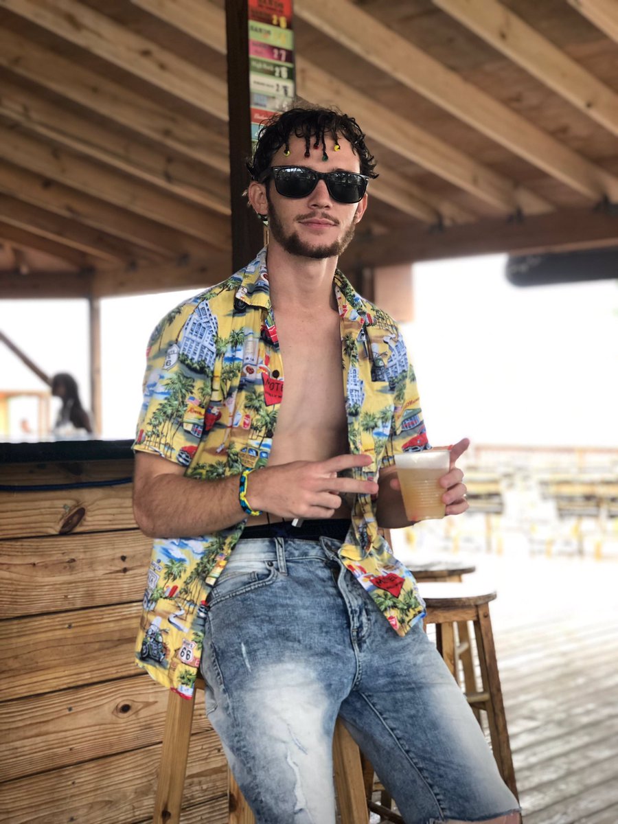 Lowson12_'s tweet image. I’m living life 🤙🏼see y’all on the other side 🌊🛳
#RipZee #RipRell #RipMani