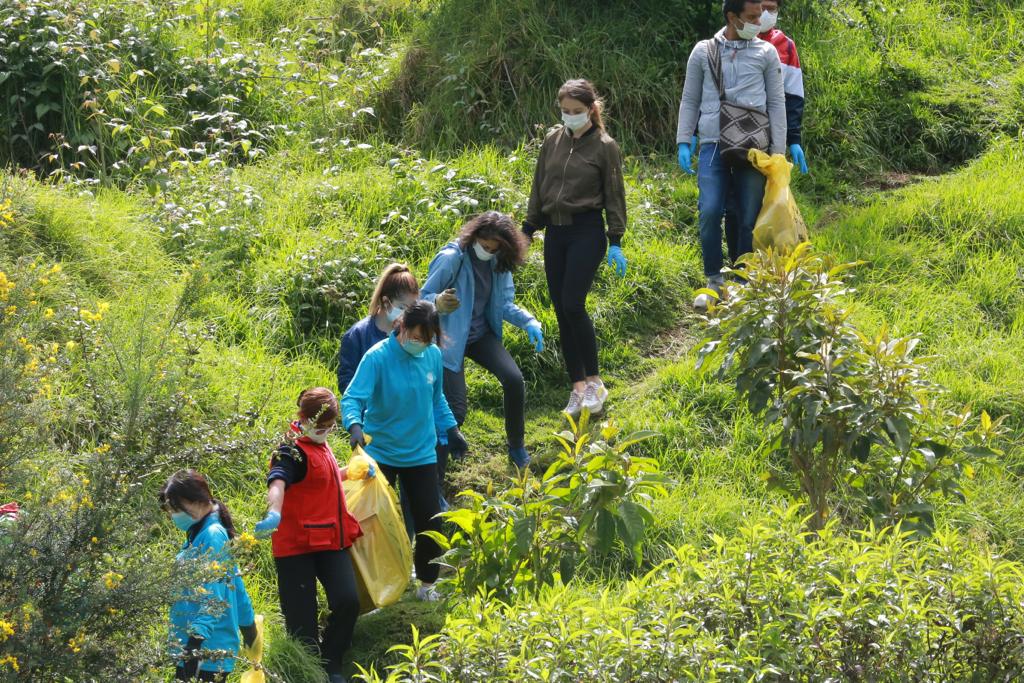 GobiernoBTA's tweet photo. Realizamos una jornada de recuperación y revitalización de la “Quebrada Padre de Jesús” en el centro histórico de la ciudad, en compañía de más de 70 jóvenes voluntarios de ASEZ WAO de Corea del Sur. #RecuperamosTuEspacio 🏞️🌎🤝 https://t.co/JmYNgA5hVs