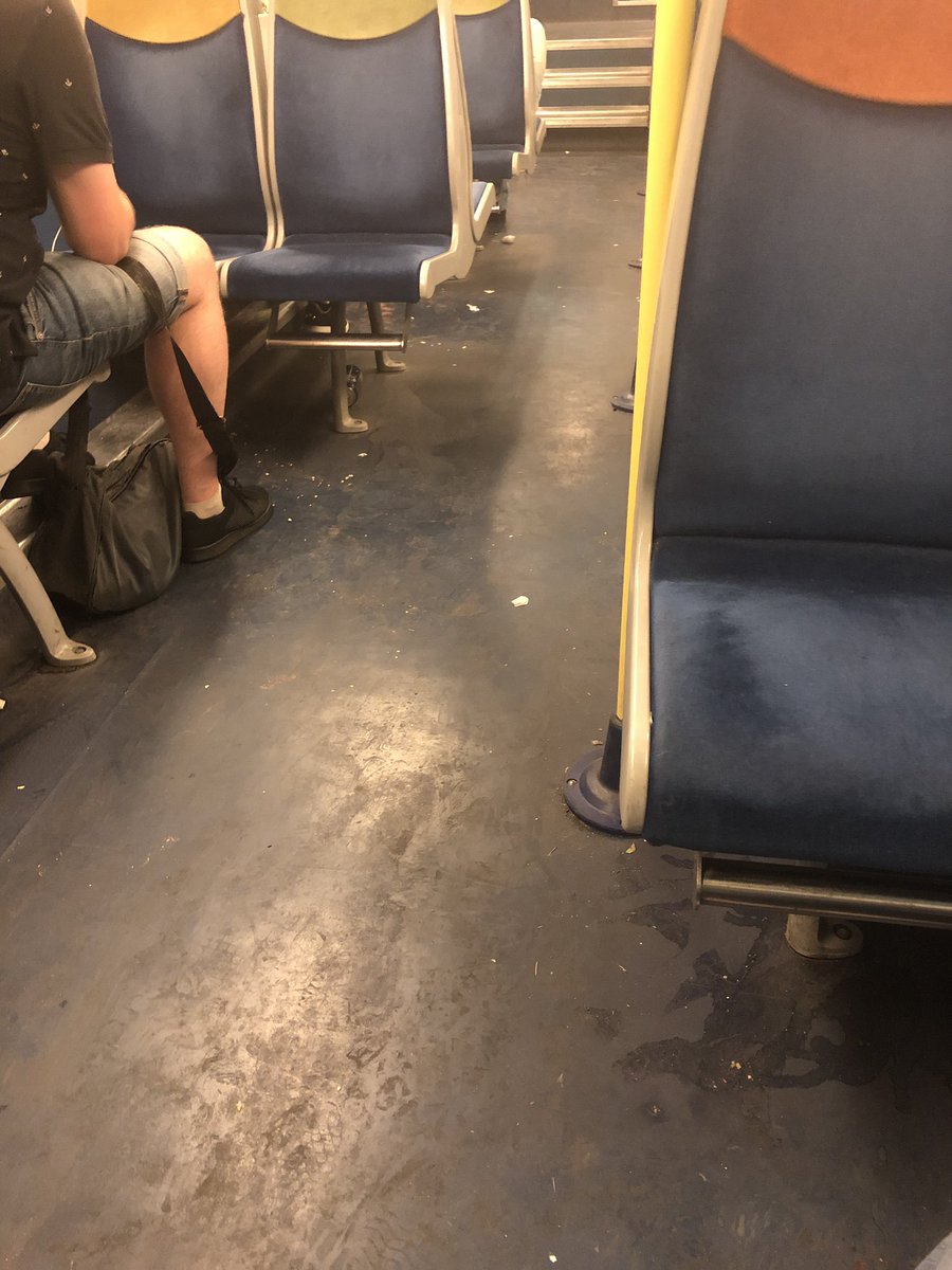 MarieWayland's tweet photo. Bonjour @RERC_SNCF, pouvez-vous juste confirmer que le ménage est inclus dans mon abonnement mensuel de 75,20€ ? Car vu l’état du RER C mission ELBA au départ d’Austerlitz à 17h46, j’ai quelques doutes... #rerc #hygiène #honteux #solquicolle #franchementdégueu #sncftransilien https://t.co/ZhMed02ksD