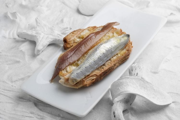 Matrimonio de sardina y anchoa. Parejas que marcan tendencia. 😋😋
#tostas #tapas #conservas
