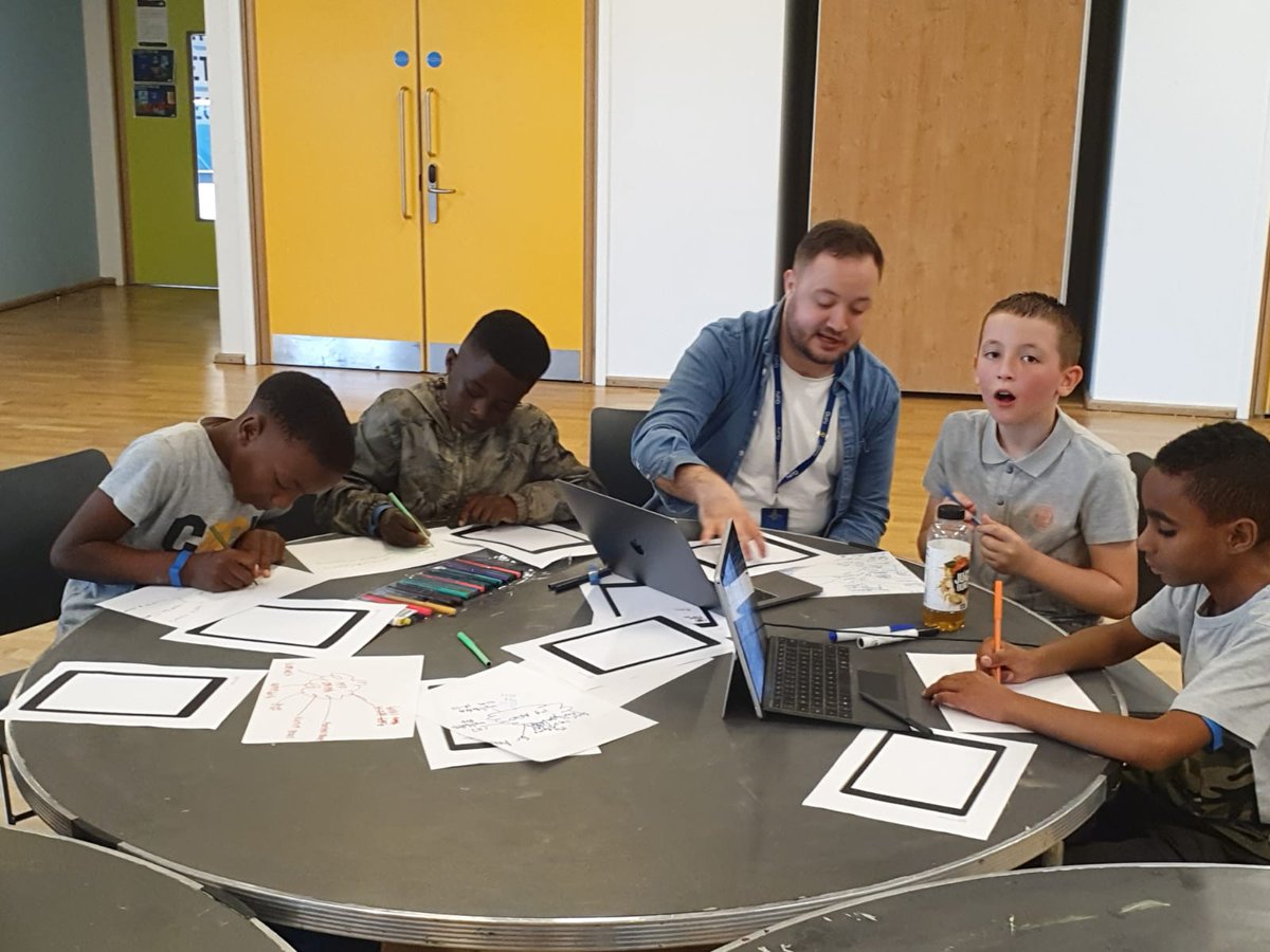 O2GuruLennySale's tweet photo. Great showing the younger generation how to come up with ideas for Apps and How to put that idea in thought process @manchesteryz @MIDCommsUK @O2GuruRichard @O2GuruEd @O2GuruSophia @MCCHarpurhey #MIDCommunity #ManchesterYouthZone #AppDesign #O2 #Middleton #Sale https://t.co/HAwMKv2fFv
