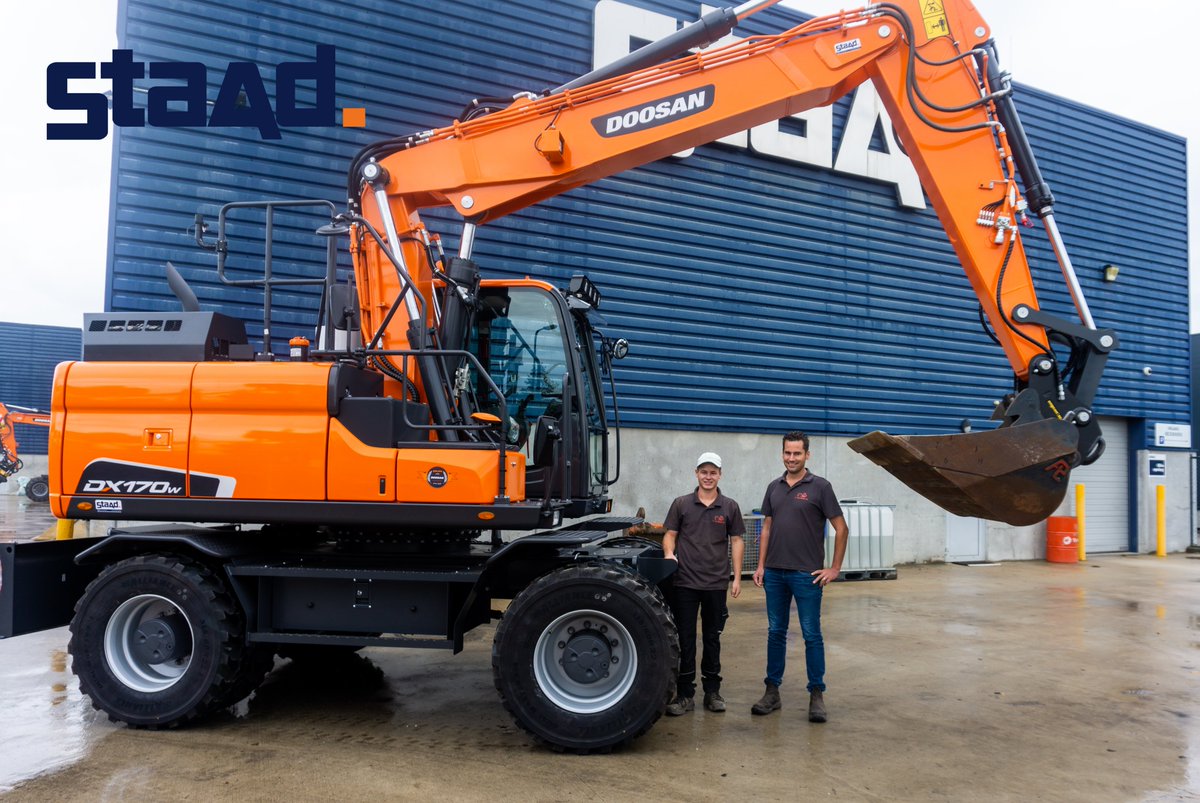 Afgelopen week hebben wij Van den Borne blij mogen maken met hun nieuwe krachtpatser: de DX490LC-5 SLR, H. Kuipers met hun nieuwe DX170W-5 tot slot de allereerste nieuwe DX27z voor VDW Bestrating. Allen heel veel goede en veilige Doosan draaiuren gewenst!