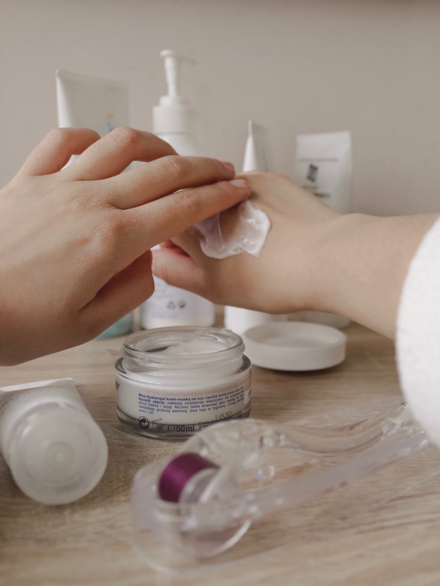 PabariClinic's tweet photo. When applying #suncream to the face, don't neglect  the tips of the nose, the eyelids, ears, and neck. Use 1-2 ounces of sunscreen for the body, and apply to clean, dry skin. Always reapply every 90 minutes, and more often when sweating or swimming.  #PabariClinic #Medical #SPF https://t.co/CTQOLRl4oC