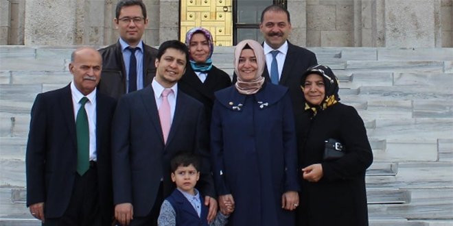hilalnesin's tweet photo. Ailesinin neredeyse tamamını devletin çeşitli birimlerde üst makamlara yerleştirip belediyelerden kardeşlerine ihaleler aldıran AKP'li Fatma Betül Sayan, "Sadece Türkiye değil dünyadaki tüm mazlumların umuduyuz" diyor. Hiç utanma arlanma yok. Rezilliğinizde boğulun https://t.co/6Cuwg0cbkj