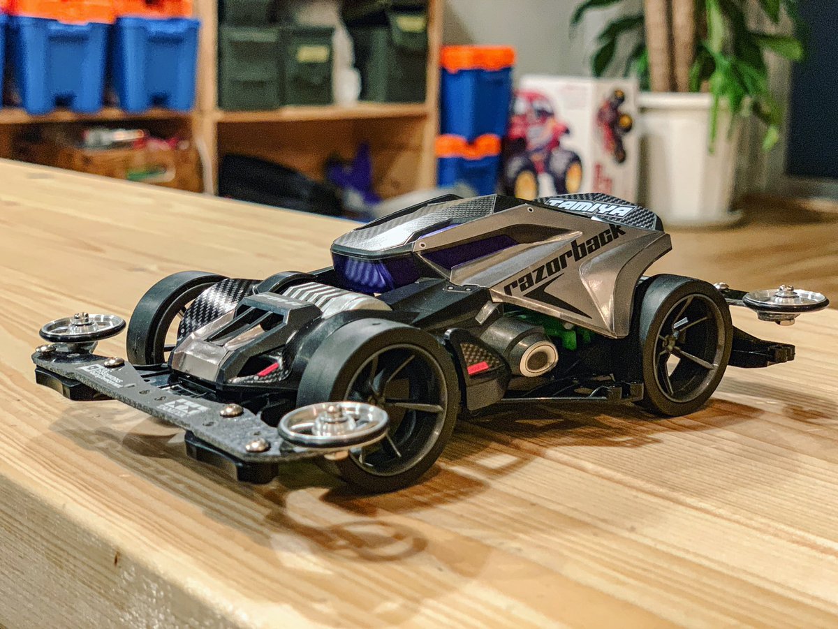 ラジコンに引き続き、こちらもおそらく30年ぶりくらいにミニ四駆作って