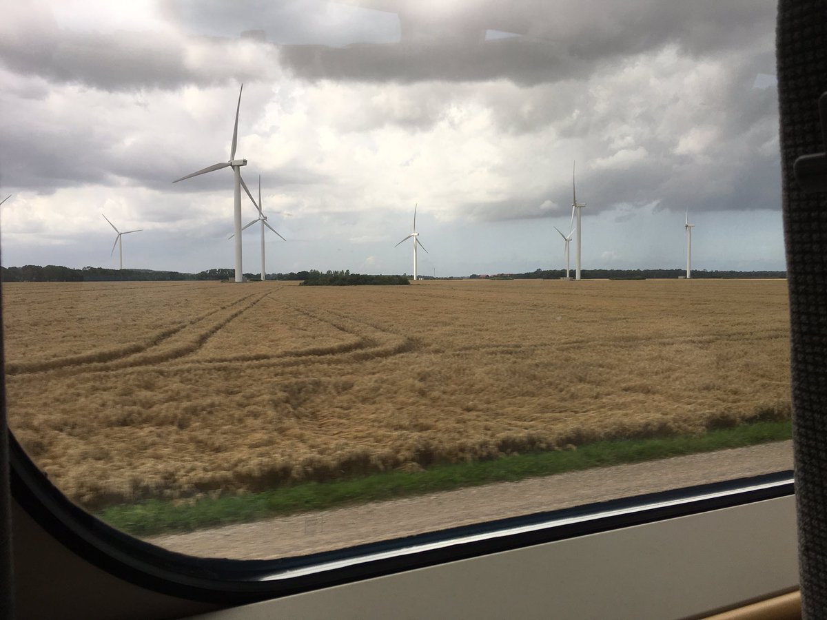 NikolaiOrgland's tweet image. Unterwegs mit dem #ZugStattFlug zurück in die Schweiz. Hier in Schweden 🇸🇪 sieht man die #Energiewende überall aus dem Fenster! 💨 Die Züge nach Kopenhagen sind voll - hier hat offensichtlich ein Umdenken stattgefunden. 🚅🌍 #Flyless