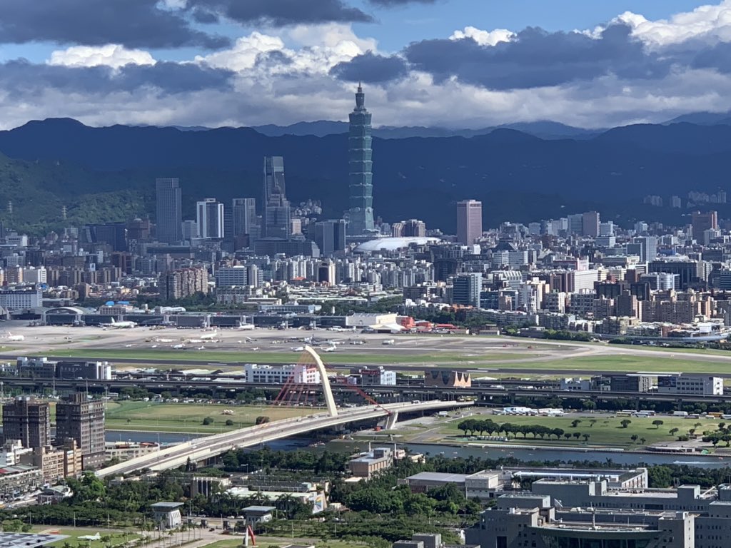 Dean 俯瞰大台北地區 劍潭親山步道 老地方觀機平台 遠眺松山機場 飛機起降視野 賞夜景好地方