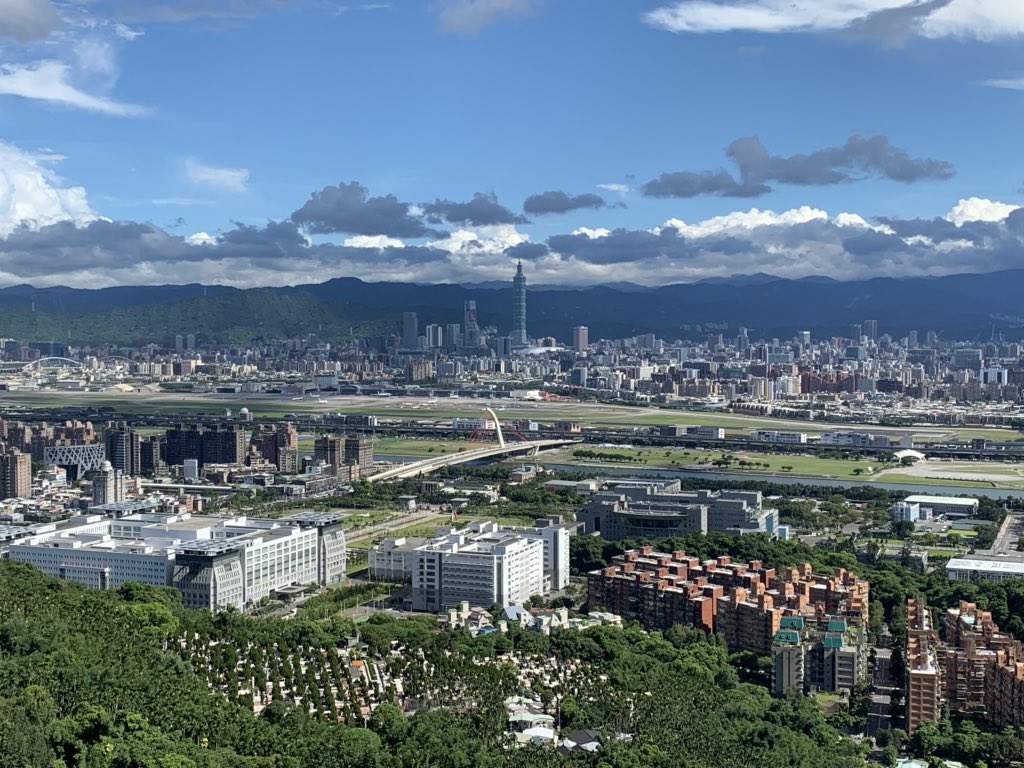 Dean 俯瞰大台北地區 劍潭親山步道 老地方觀機平台 遠眺松山機場 飛機起降視野 賞夜景好地方https T Co Kyaqp3ypx3 Twitter