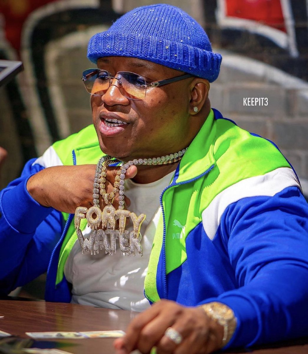 E40's tweet photo. LONGEST RUN IN HIP HOP!
No 🧢 RELEVANT! 🎤⛽️ ⛽️ ⛽️ ⛽️ ⛽️ #samesince88 #consistency #Longevity #creativity #style #substance #content #gamespitter #lifelessons #gold #platinum #wordsmith #trendsetter #independent
#mogul #entrepreneur #BlackExcellence https://t.co/uQlOVlRGVh