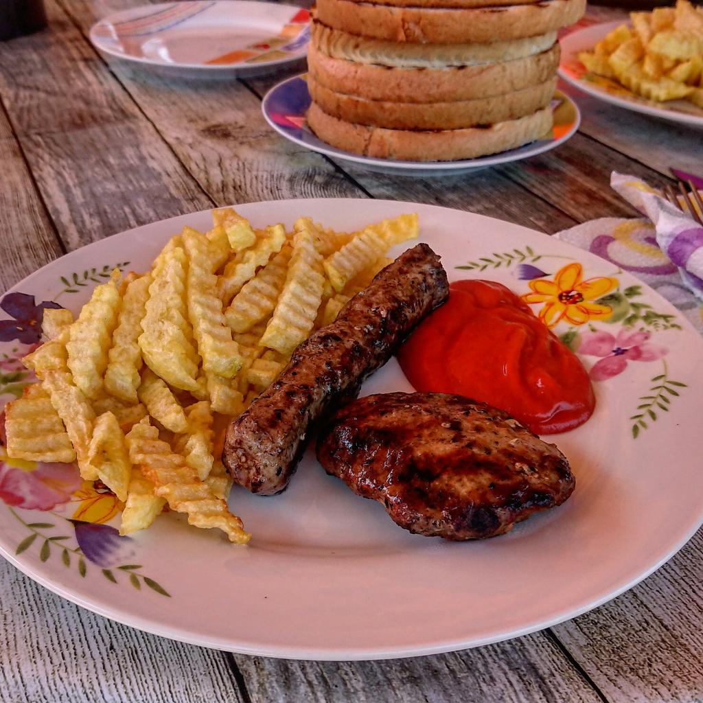 Gille_RM's tweet photo. Jamada Búlgara
#Bulgaria #Jamada #Janaria #Salchichas #Burguer #Patatas #Svoge https://t.co/Dz0clstORv