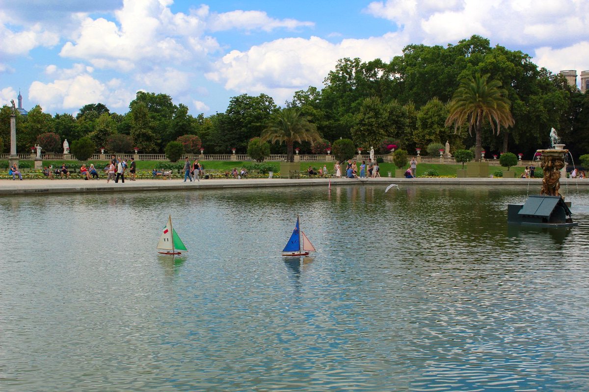 Jardin du Luxembourg 📍 It's the most popular and beautiful park in Paris, influenced by the Italian baroque. The best way to start your week at this picturesque place.🌴 @EarthandClouds @ThePhotoHour @StormHour @PhotographyWx #Paris, #France