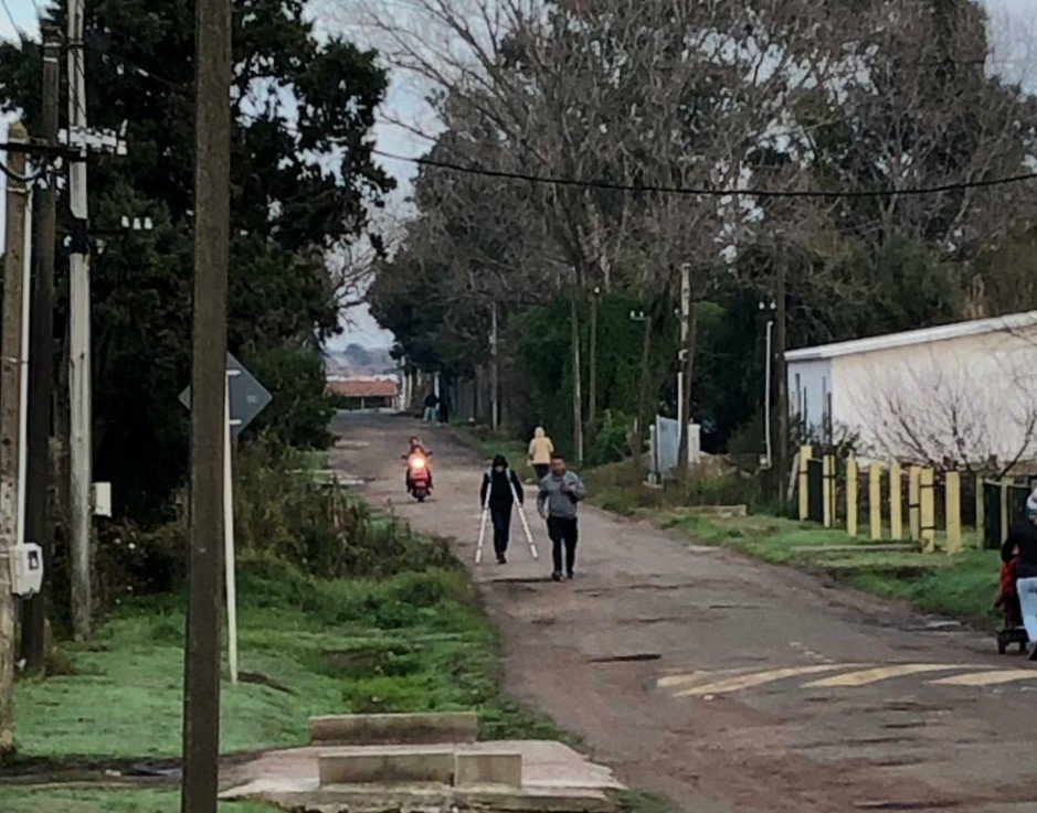 Se llama Santiago y hoy caminó 8 cuadras hasta el liceo en muletas . Hoy lunes 12/8, 7:30 am. Inspírate, dejá de quejarte lo que se viene está demás. Buena semana! #Heroesanonimos