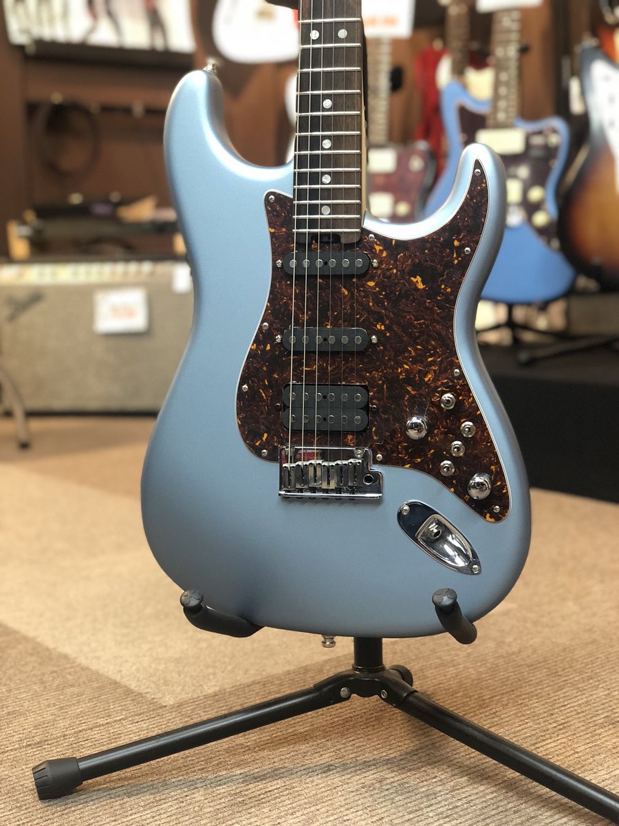 gclubshibuya's tweet photo. フェンダーフロアより
当店恒例のモディファイ企画!
なんと #TomAnderson の #Switchroo を搭載した #AmericanElite です!
究極のSuper Eliteです!
https://t.co/V7N0qMeGv4
#トムアンダーソン #スイッチルー
#Fender #フェンダー https://t.co/u37C18h0R9