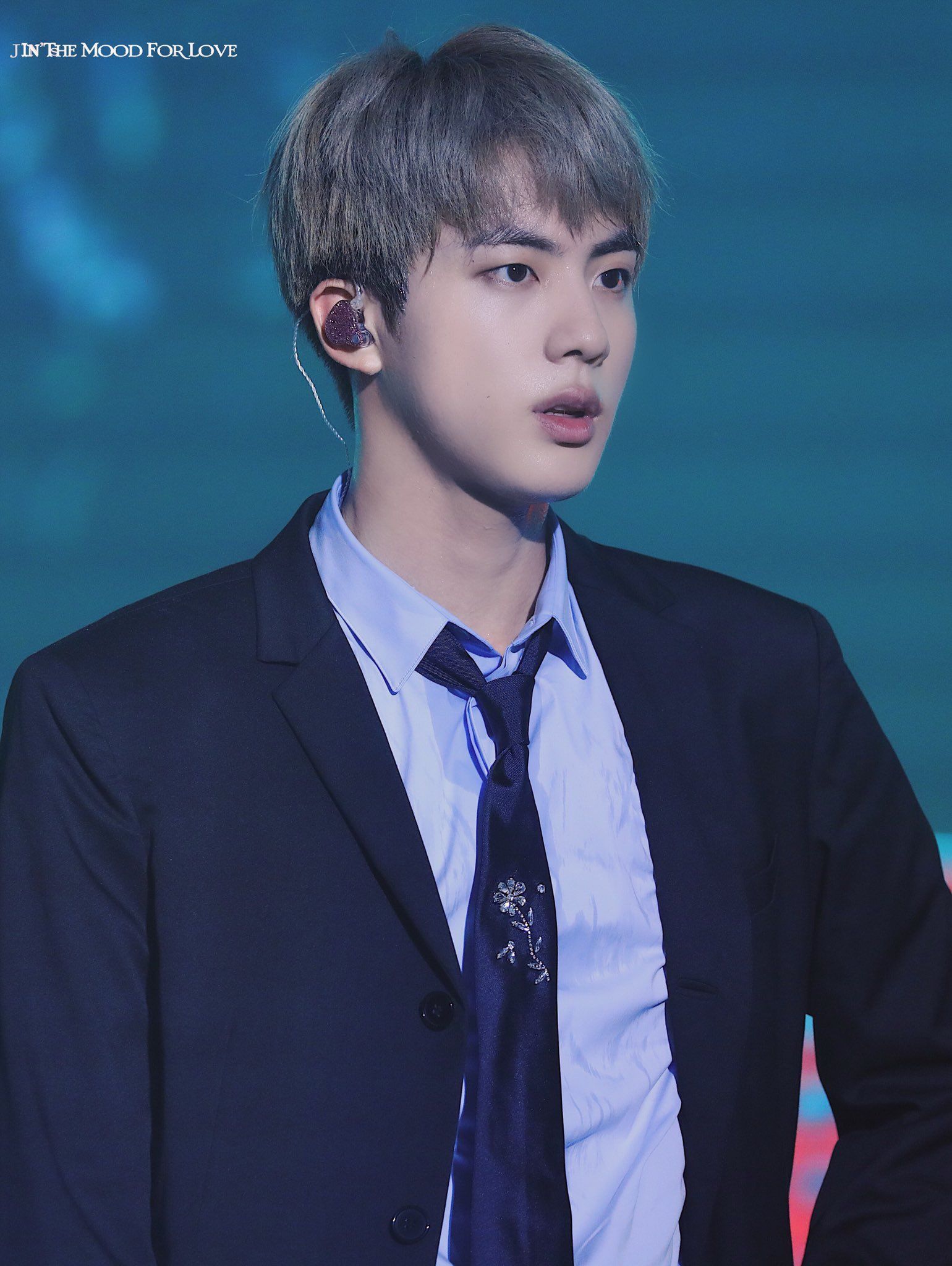 Jin United on X Theqoo Today BTS Jin s bangs are cut short but his face win Netizens commented Whatever you do you look handsome