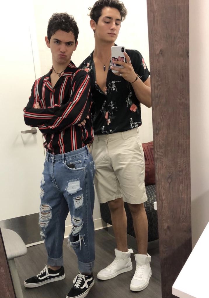 MiMaridoFamOf's tweet photo. Así comienzan @JoaquinBondoni y @mailomarcos el tour del medios de #ElCorazónNuncaSeEquivoca en Miami ❤️🇺🇸 ¿Qué tal el outfit? No te pierdas las entrevistas a las 8:15am en @despiertamerica , 10:00am Facebook Live en @UniNovelas y 4:30 @ElGordoyLaFlaca https://t.co/A1WRV24txx