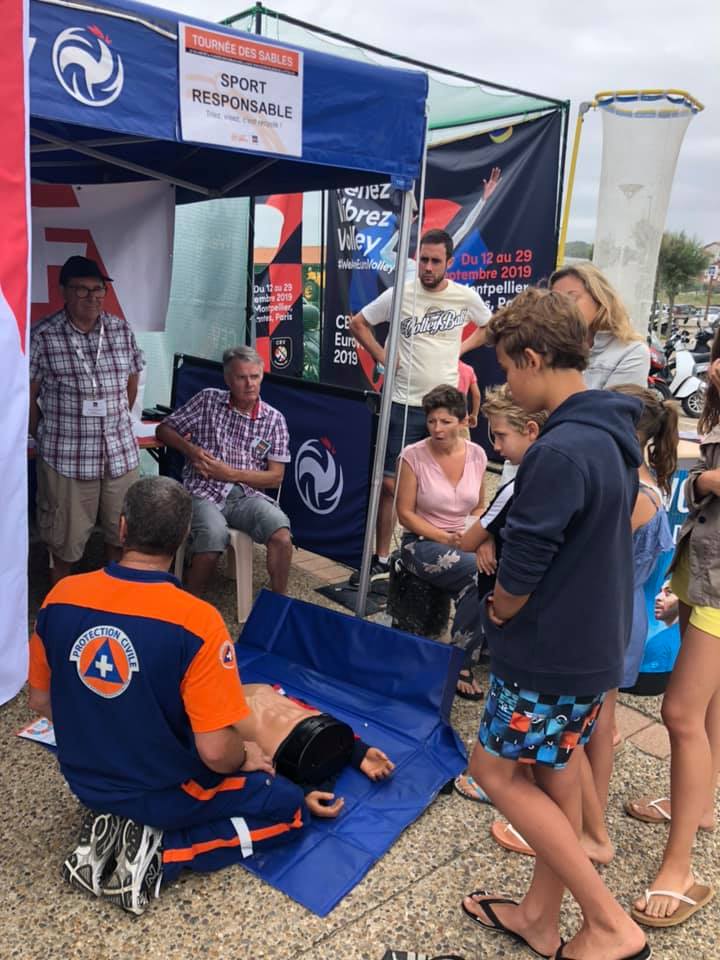 MAIF's tweet photo. 🏐 Ce week-end, c'était aussi l'#OpenBeach et la #TournéeDesSables de @FFvolley à @VilleAnglet ! Entre de beaux matches, initiations aux #GestesQuiSauvent avec @ProtecCivilefr sur le stand @MAIF 📸 ⤵
#MAIFSport #ChaqueActeCompte https://t.co/TNRUdBuXGt