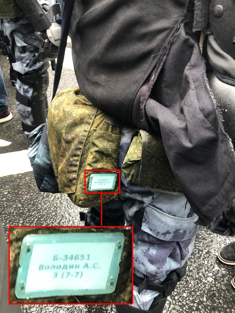 Тот момент, когда приказал бойцам надеть балаклавы, чтобы скрыть личности, но вести учёт казённого имущества по-прежнему надо… Фото сделали на митинге 10 августа