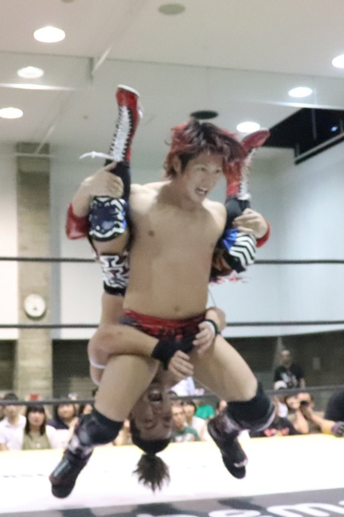 k_shunma_ddt's tweet photo. 広島、熊本、博多三連戦ありがとうございました😊

竹下さんとのタッグで大石さんに勝てたし、熊本ではジントニックで負けてしまい、博多では初公開のXムーンサルトは避けられてしまい負けてしまいました😔

応援ありがとうございました🙇‍♂️ https://t.co/qSd4T8RZrX
